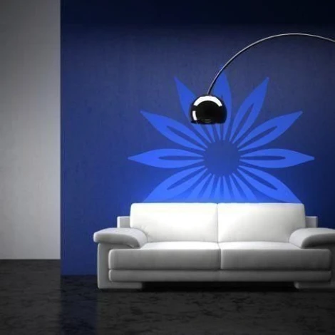 Klasik 017 painting template - Living room setup with a vibrant blue wall and a white sofa.