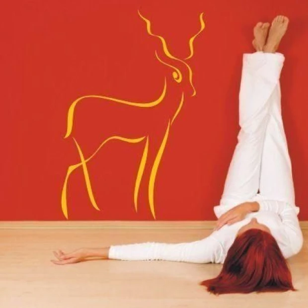 Stylish deer painting template in warm yellow tones, perfect for a modern interior.