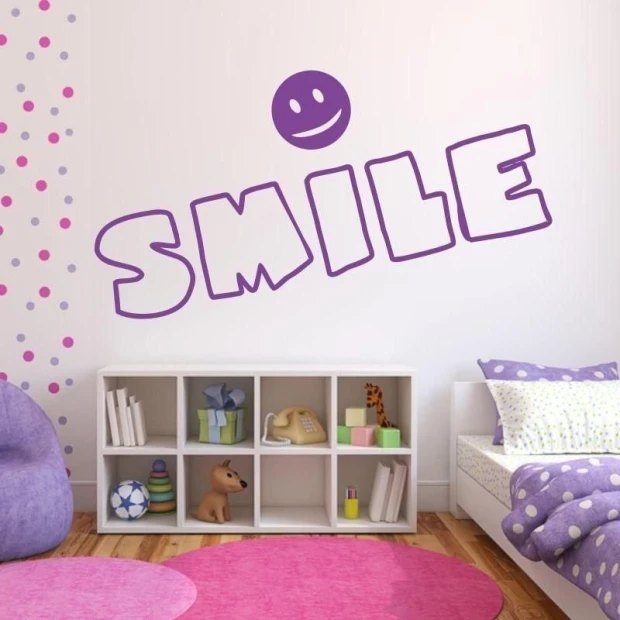 Painting template 02X 18 smile 1740 - Decorated children\'s room with light-colored walls and circular patterns.