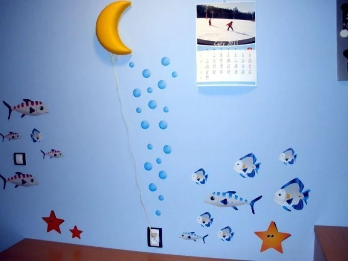 Ocean sticker set 1150 - Decorates a child\'s room with light blue walls featuring fish and stars.