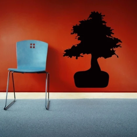 Chalk sticker 042 bonsai - Room decor with red walls and a blue chair on a gray carpet.