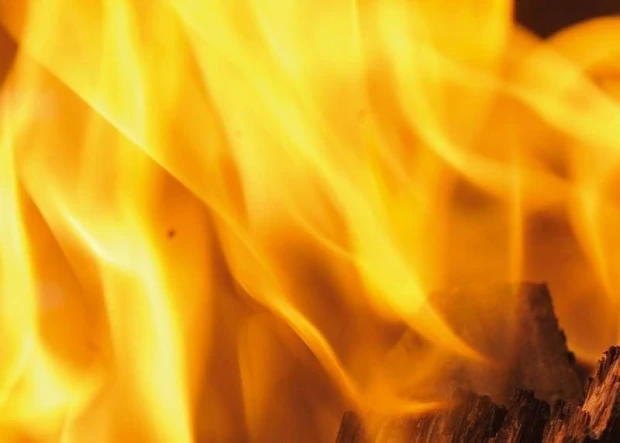 Whiteboard 177 fire - Graphic design featuring dynamic flames in shades of yellow.