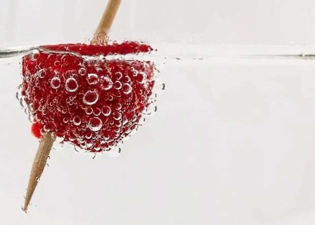 Dry-erase board 207 cocktail - Graphic design. Red fruit in water with bubbles, on a stick.