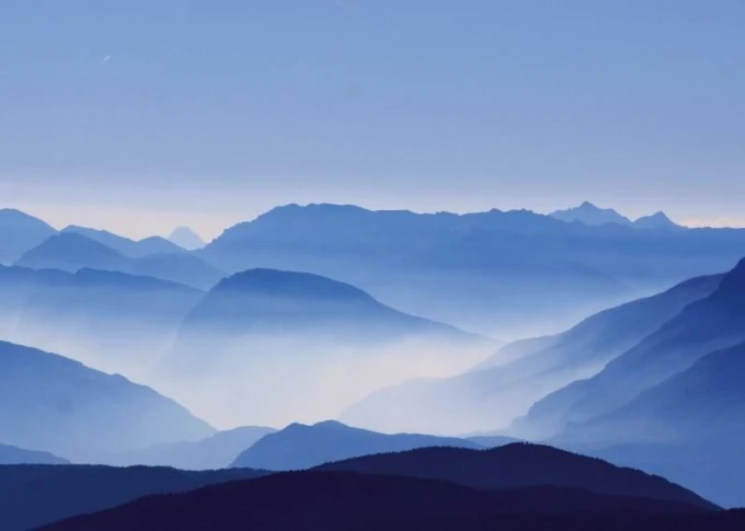 Dry-erase board 218 mountains - Graphic design featuring blue mountains in various shades with subtle outlines.