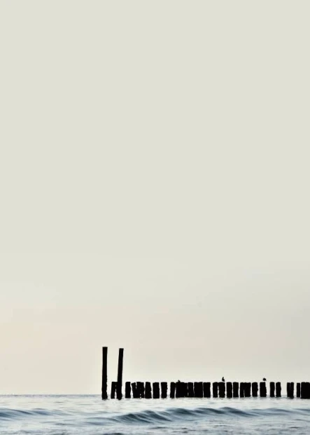 Magnetic whiteboard sea 223 - Graphic design featuring a pier in water against a bright sky.