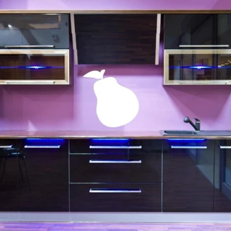 Dry-erase board pear 178 - Kitchen arrangement. Purple walls, furniture in shades of black and brown.