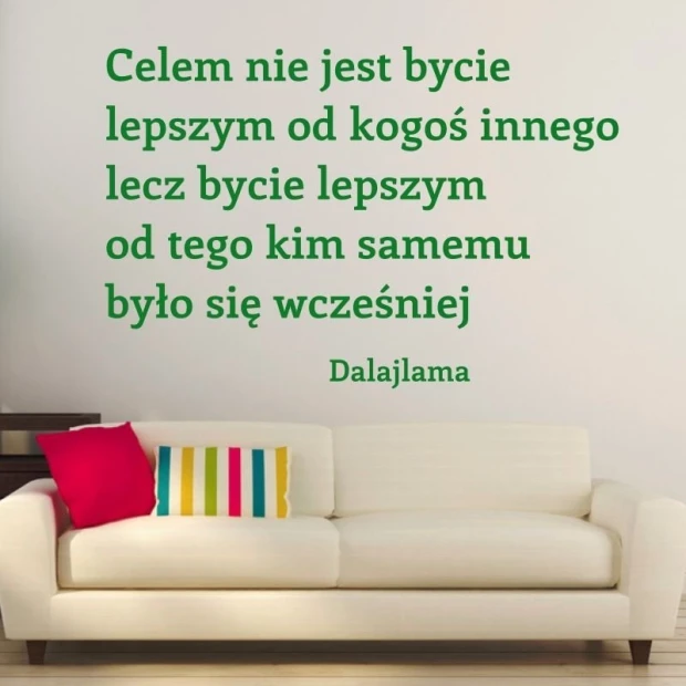 Sticker with the aim of being 1940 - Living room arrangement. Light-colored wall, sofa with cushions in various colors.