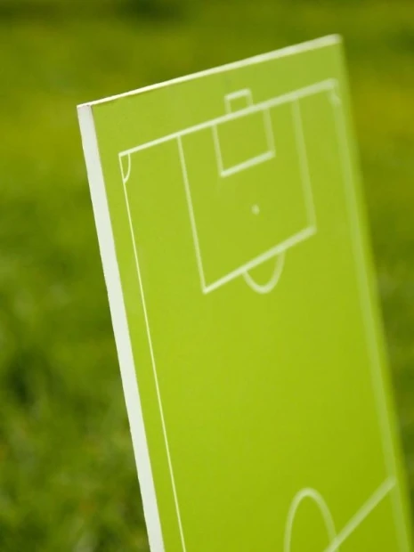 Tactical dry-erase coaching board 185 for field hockey - Green surface with white lines and graphic design.