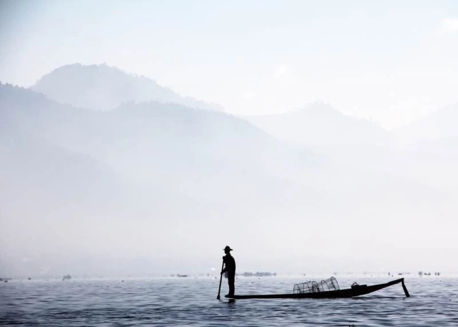 Magnetic dry-erase board fisherman 253 - Features a fisherman in a boat against a misty landscape.