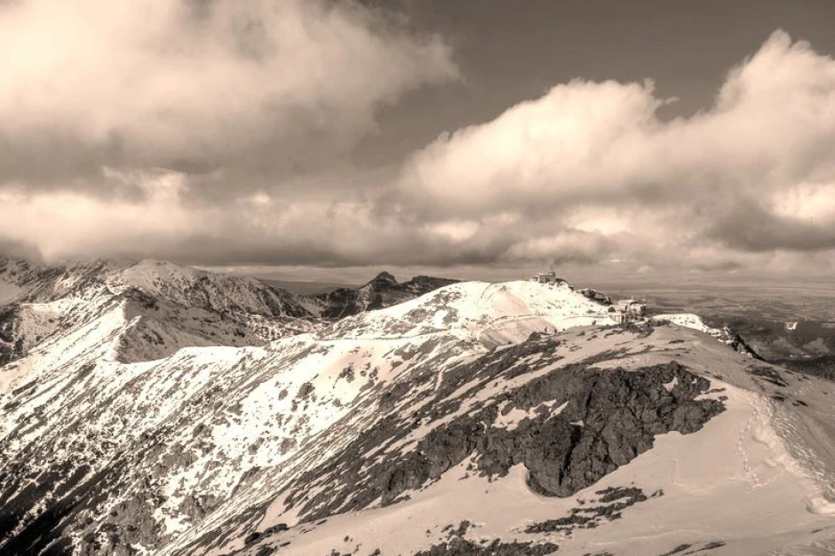 Mountain wallpaper featuring a snow-covered Tatras lodge with clouds in the background, graphic design FP 1402.
