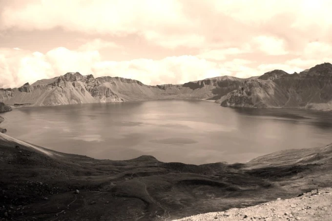 Wall mural Pektu-san FP 1575 - Graphic design featuring mountains and a lake in shades of gray.