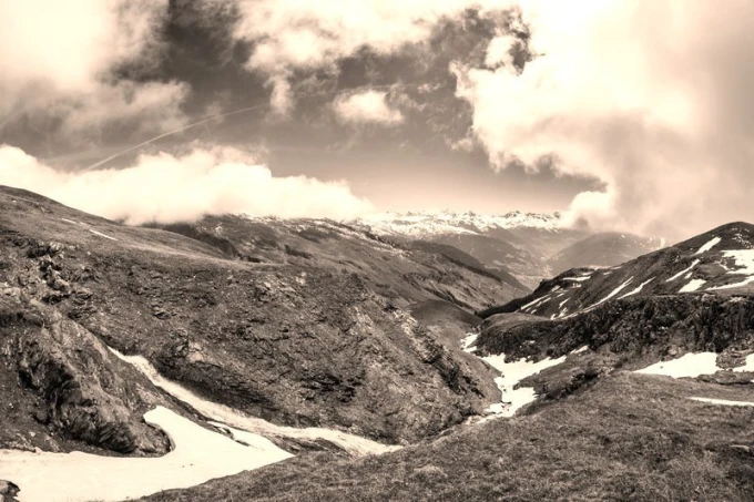 Melting mountain snow wallpaper FP 1615 - Graphic design featuring mountains with melting snow and clouds.