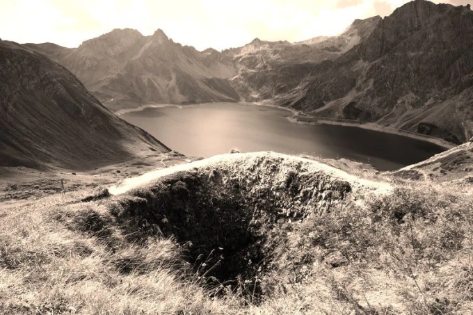 Wall mural featuring a picturesque lake surrounded by mountains, design FP 1613.