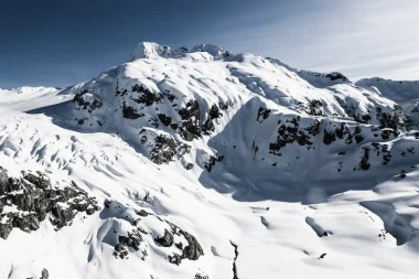 Mountain snow wallpaper FP 1738 - Graphic design. White, smooth snowy slopes with dark rocks.