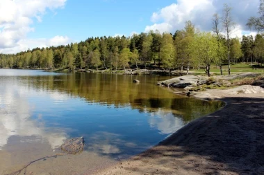 Wall mural nature in Oslo FP 1793 - Graphic design featuring a lake surrounded by trees and rocks, with reflections.