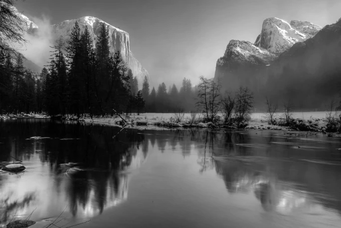 Frosted mountain peaks wallpaper FP 3114 - Graphic design in gray tones with reflections.