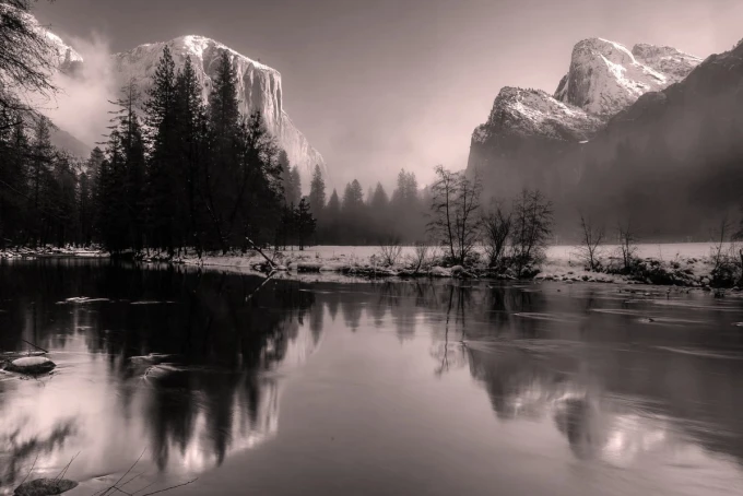 Frosted mountain peaks wallpaper FP 3114 - Graphic design in shades of gray with reflections.