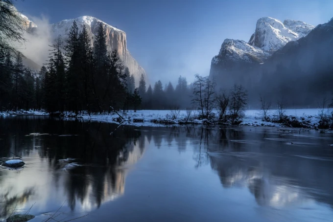Frosted mountain peaks wallpaper FP 3114 - Graphic design. Snow-covered mountains, reflections in water, trees in the background.