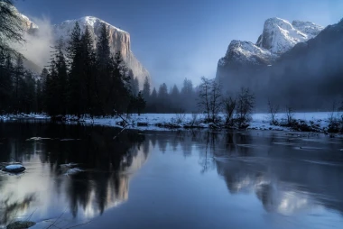 Frosted mountain peaks wallpaper FP 3114 - Graphic design. Snow-covered mountains, reflections in water, trees in the background.