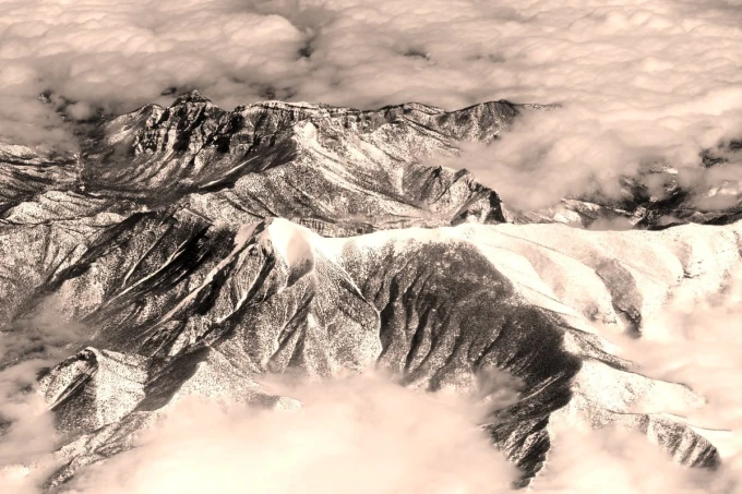 Winter mountain range wallpaper FP 3484 - Graphic design featuring snow-covered mountains with clouds in the background.