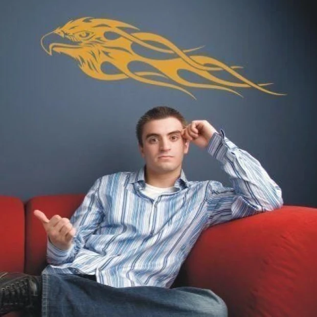Dynamic eagle sticker in gold tones, perfect for a modern living room, adding energy and character.