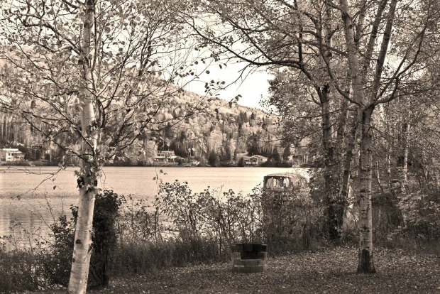 Wall mural of lakeside cottages FP 3991 - Living room decor. Light walls, natural elements, lake view.