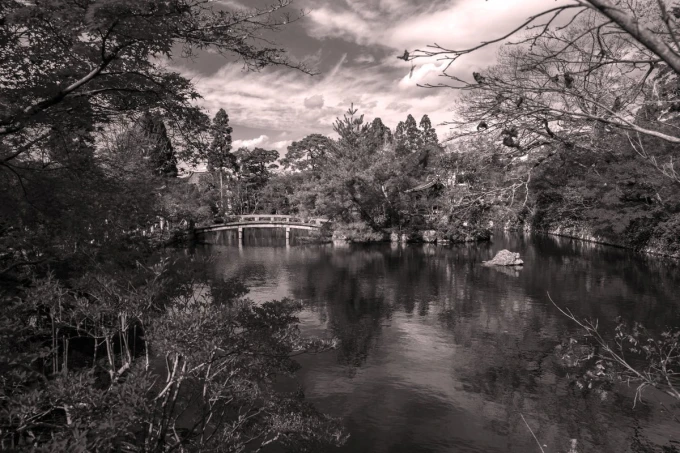 Japanese garden autumn wallpaper FP 4332 - Graphic design featuring water, bridge, trees, rocks, and clouds.