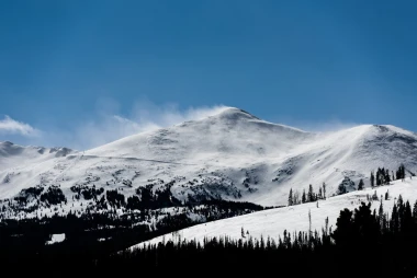 Winter landscape wallpaper FP 4879 - Graphic design. White mountains against a blue sky with wind.