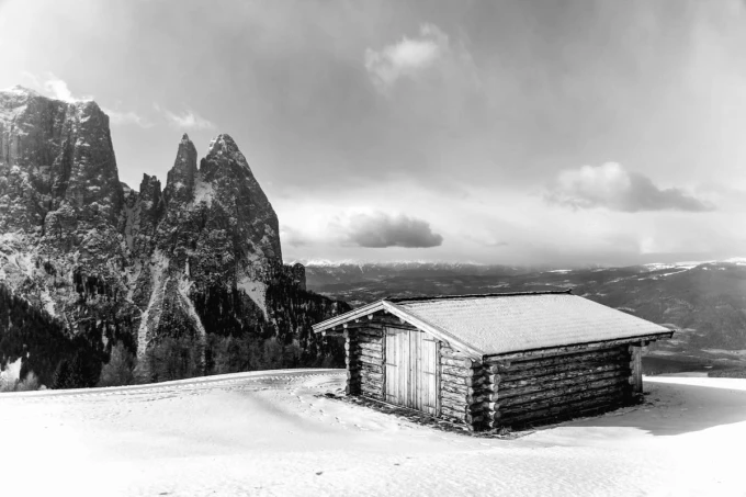 Mountain log cabin wallpaper FP 5157 - Graphic design featuring a log cabin against a winter mountain backdrop.
