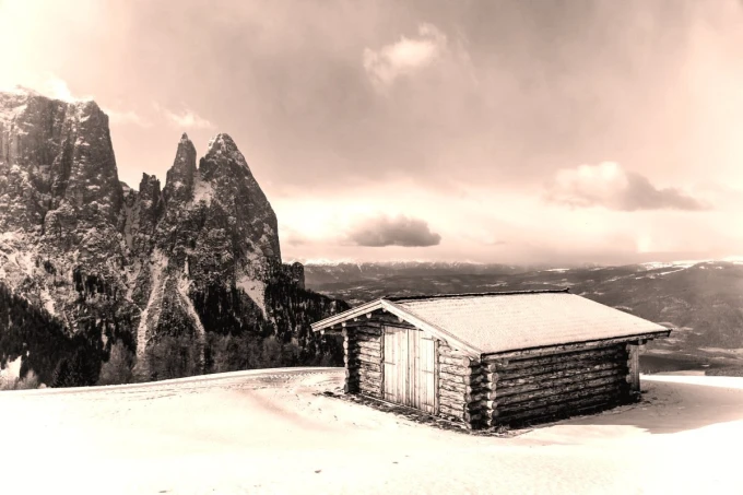 Mountain cabin wallpaper FP 5157 - Decor in a mountain landscape. Log cabin set against a mountain backdrop.