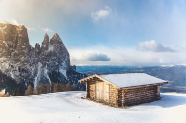 Mountain cabin wallpaper FP 5157 - Decor featuring a log cabin against a scenic mountain landscape.