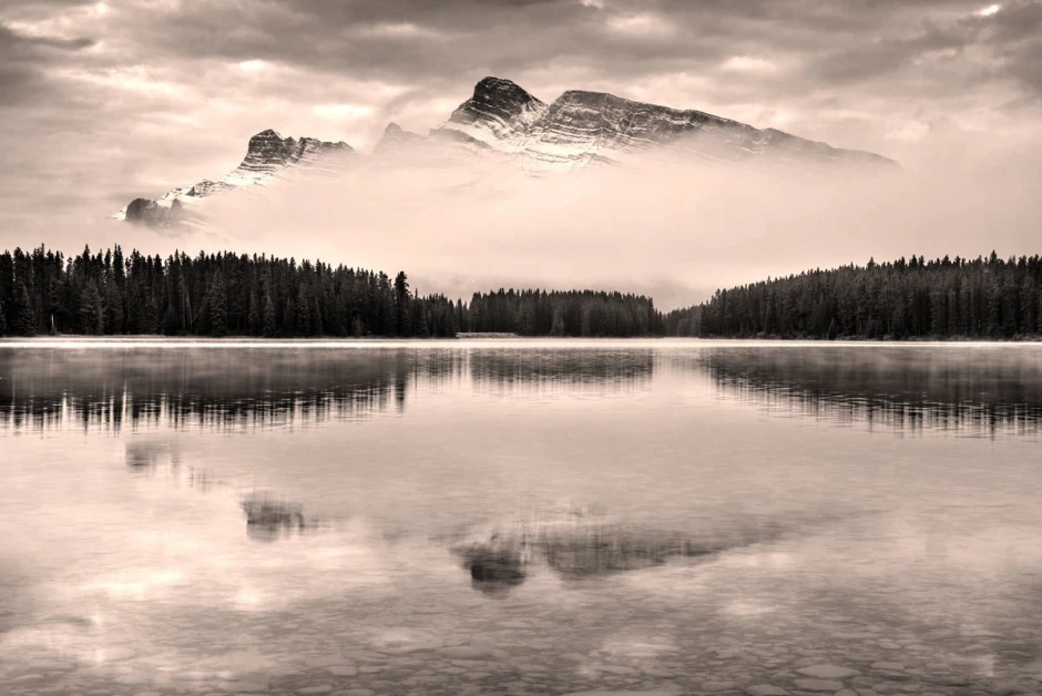 Mountain lake wallpaper FP 5459 - Graphic design featuring a lake with a mountainous backdrop in shades.