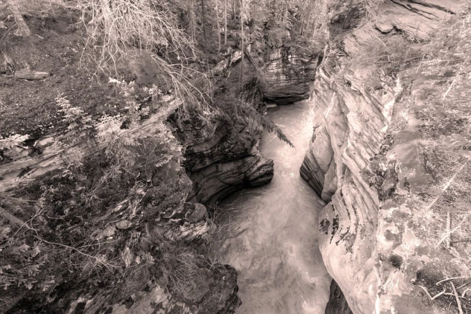 Wall mural stream in canyon FP 5425 - Graphic design featuring a narrow canyon with water and rocks.