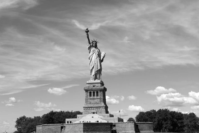 Wall mural of the historic Statue of Liberty FP 5536 - Graphic design featuring a tall statue with raised arm.