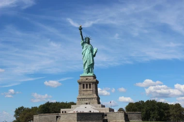 Wall mural of the historic Statue of Liberty FP 5536 - Graphic design. Statue with raised torch against the sky.