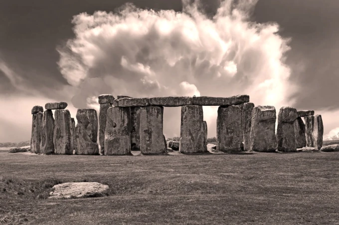 Wall mural Stonehenge FP 5555 - Graphic design featuring stone structures in a circle against a cloudy background.