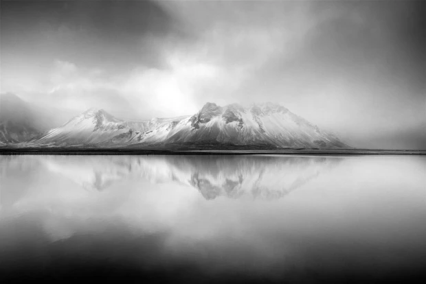 Foggy mountain view wallpaper FP 5745 - Graphic design. Mountain peaks in clouds reflected in water.