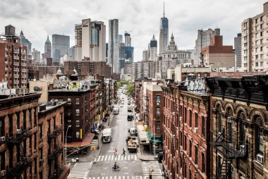 New York Street Wallpaper FP 5783 - Urban setting with tall buildings and cars.