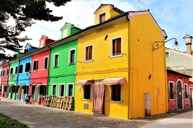 Vintage colorful tenement wall mural FP 5808 - Street scene with buildings in vibrant colors.
