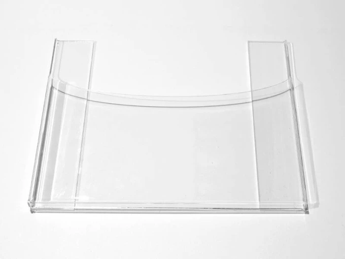 Hanging A4 pocket in clear plexiglass, 4cm deep, vertical/horizontal use with rounded edges and graphic design.