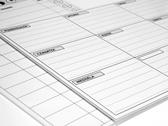 Weekly lean planner dry-erase magnetic board 015 - Simple grid with days of the week and spaces for notes.