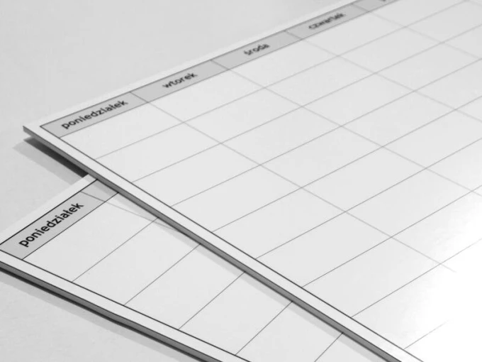 Magnetic whiteboard 038 weekly planner - Simple grid with days of the week and blank spaces.