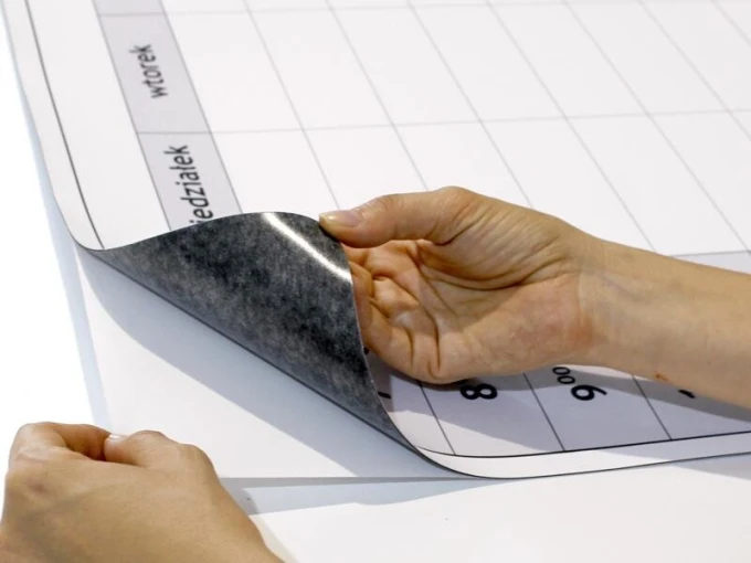 Magnetic dry-erase board 040 weekly planner - Features a graphic design with a grid of the days of the week.