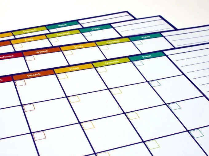 Weekly dry-erase planner board 269 - Graphic design with a simple grid, colorful day headers, and empty spaces.