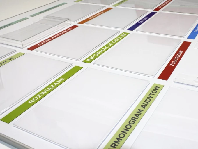 A4 plexiglass shirt - Office arrangement with light walls and minimalist furniture.