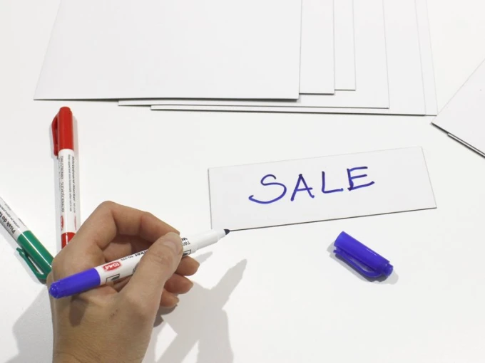 Custom dry-erase magnet - Graphic design. White background with the word SALE in blue.