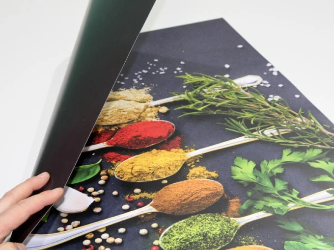 Custom printed magnet - Graphic design featuring spoons with spices on a dark background.