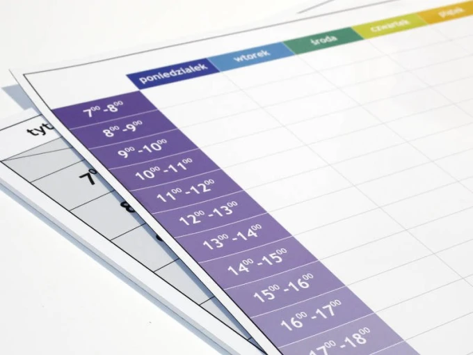 Weekly lean planner dry-erase board with hours 054 - Simple grid design with columns and rows.