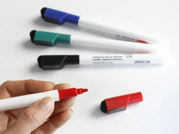Dry-erase marker with eraser Tom TO-268 - Graphic design. Four markers in different colors on a white background.