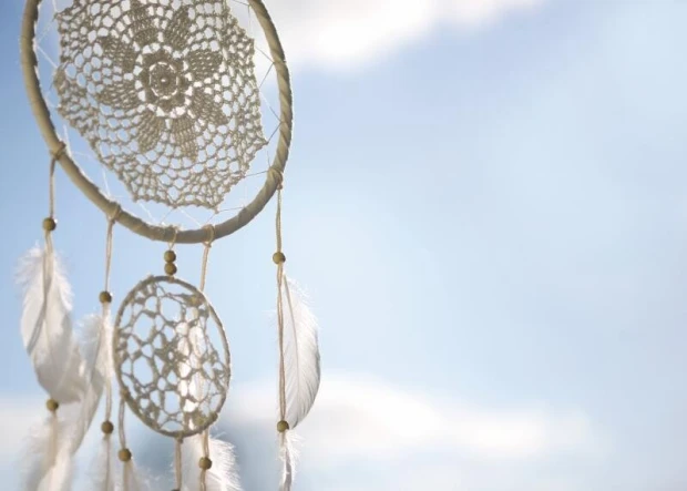 Dream catcher dry-erase board 285 - Features a round design with a lace pattern.